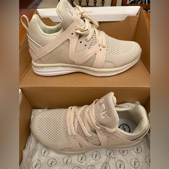 New in Box APL Ascend womens 10.5 tan birch white running shoes - Picture 7 of 7